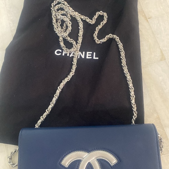 CHANEL cross body tu-tone lambskin wallet on the chain bag, blue and silver - Picture 3 of 16
